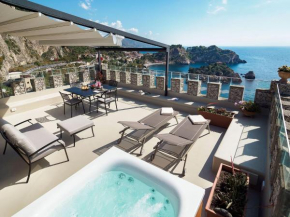 Гостиница Sea view apartment in Taormina with bubble bath, Таормина